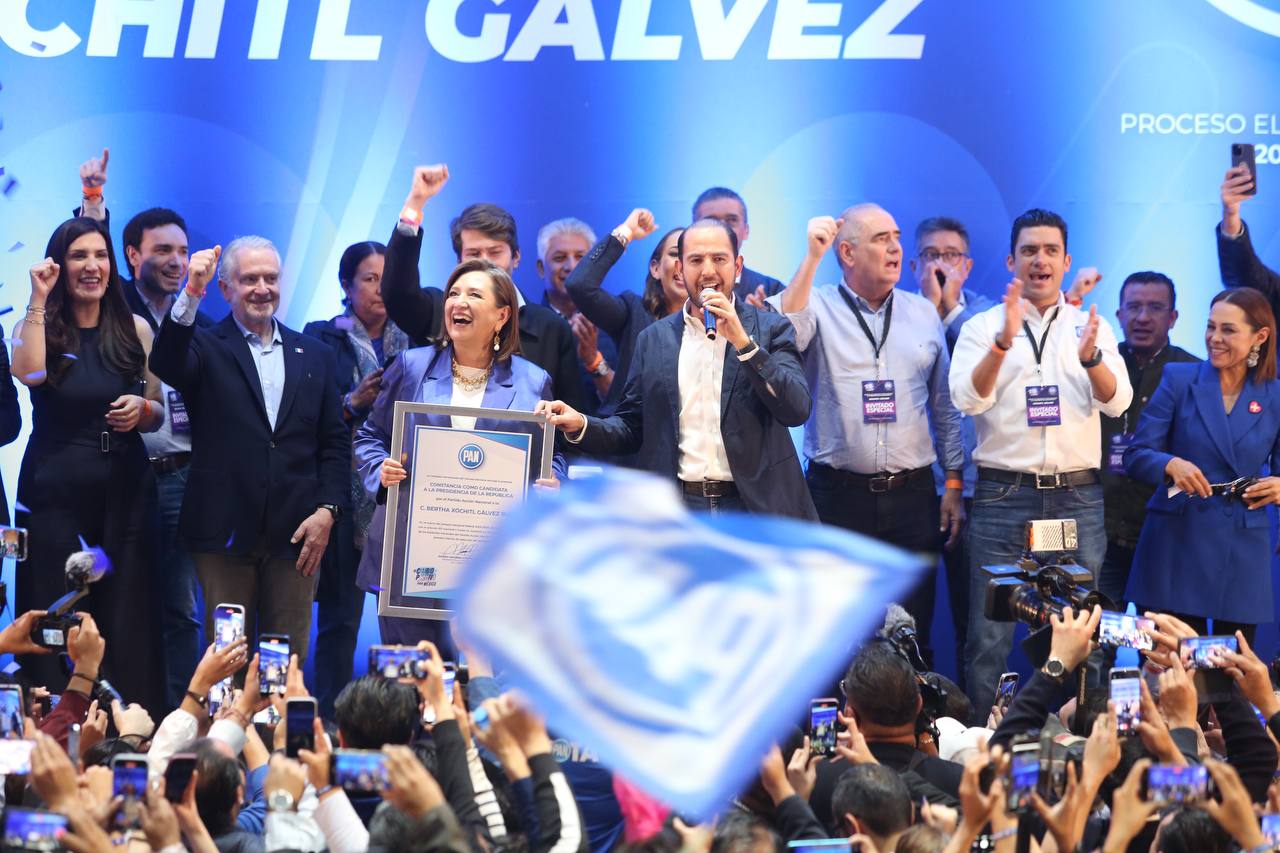 Entrega Acción Nacional constancia a Xóchitl Gálvez como candidata a la presidencia de la República y le ofrece un Congreso fuerte para que pueda tomar protesta