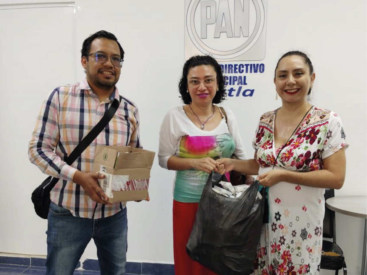 Entrega de medicamentos al Centro Comunitario Félix de Jesús Rougier.