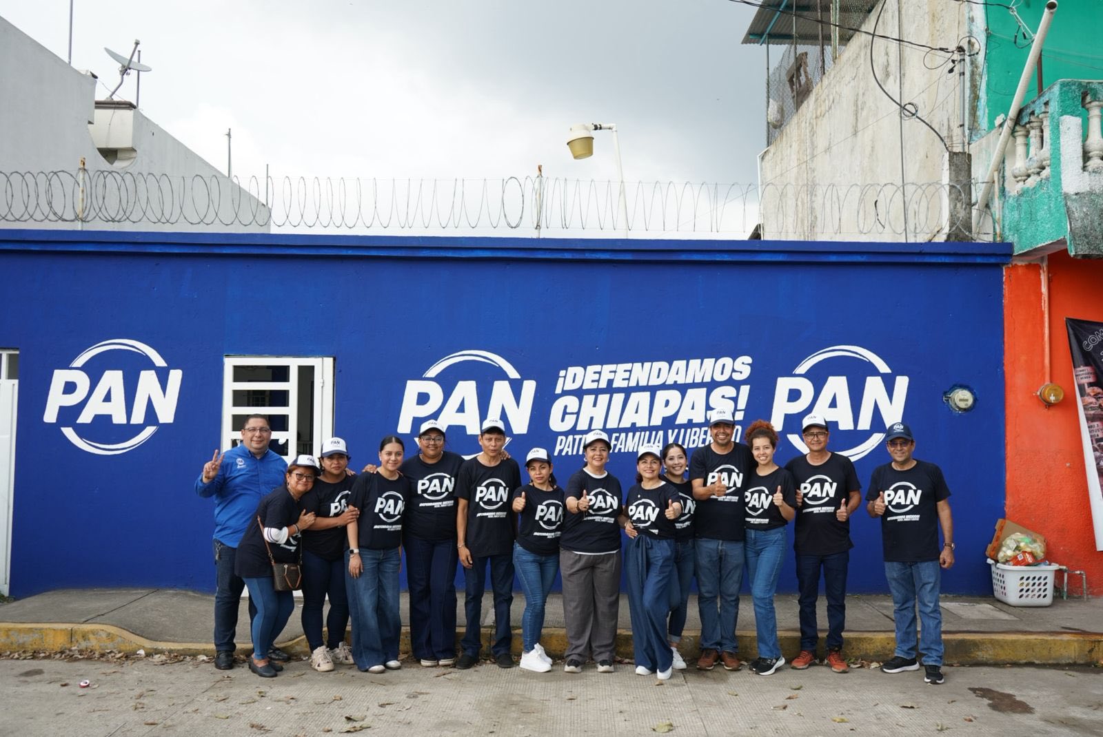 En Tapachula avanzamos en el Relanzamiento PAN con la pinta de barda en nuestro Comité Municipal.